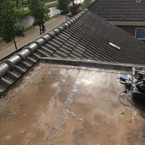 Een oude dakkapel met lekkages Een oude dakkapel in Rhoon