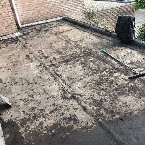 Schoonmaken van een plat dak in Rhoon Schoonmaken van een plat dak in Rhoon