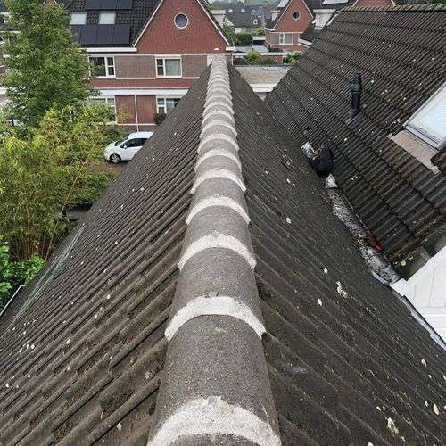 Dakinspectie Rhoon aan de nokvorsten Dakinspectie Rhoon aan de nokvorsten